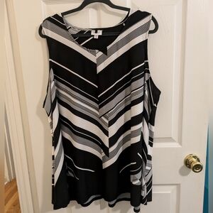 Avenue black & white lined, sleeveless top, size 26/28
